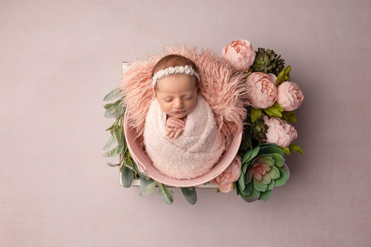 newborn photorgraphy with flowers
